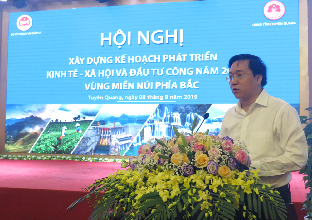 Ông Trần Duy Đông trình bày báo cáo tại Hội nghị