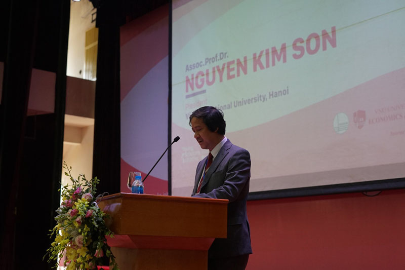 PGS-TS. Nguyễn Kim Sơn, Giám đốc Đại học Quốc gia Hà Nội phát biểu chào mừng Hội nghị
