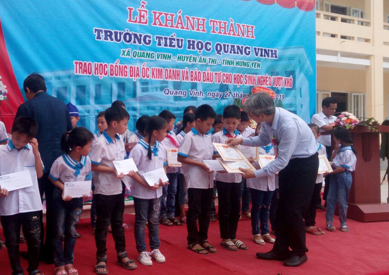 Phó Tổng biên tập Nguyễn Quốc Việt trao tận tay các suất học bổng cho các em học sinh có hoàn cảnh khó khăn, vươn lên trong học tập
