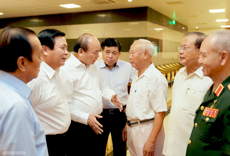Thủ tướng Nguyễn Xuân Phúc trao đổi với các vị nguyên lãnh đạo