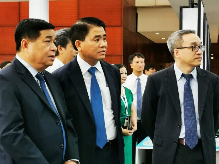 Bộ trưởng Nguyễn Chí Dũng và Chủ tịch UBND TP. Hà Nội Nguyễn Đức Chung tham quan các gian hàng tại Hanoi Innovation Summit 2019