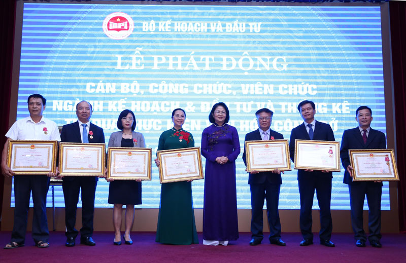 Phó Chủ tịch nước Đặng Thị Ngọc Thịnh trao bằng khen cho các đơn vị, cá nhân có thành tích xuất sắc (Ảnh: Lê  Tiên)