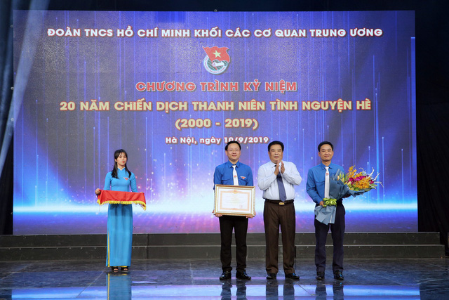Đoàn Khối các cơ quan Trung ương đón nhận bằng khen của Thủ tướng Chính phủ cho đơn vị có thành tích xuất sắc trong 20 năm triển khai phong trào Thanh niên tình nguyện