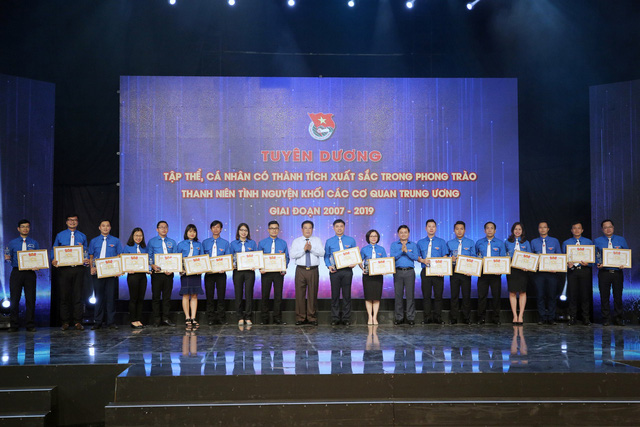 Ông Sơn Minh Thắng trao bằng khen và kỷ niệm chương cho đại diện các tập thể có thành tích xuất sắc trong phong trào thanh niên tình nguyện Khối các cơ quan Trung ương giai đoạn 2007 - 2019