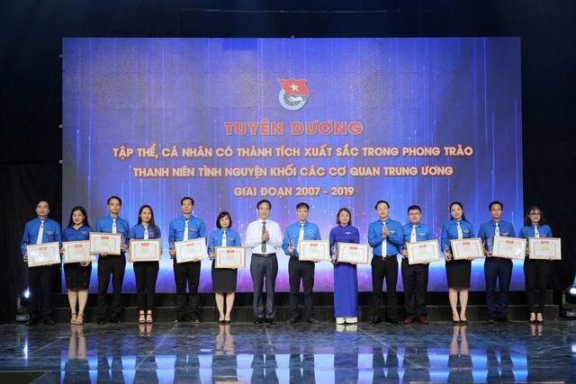 Ông Lại Xuân Lâm và ông Trần Hữu trao bằng khen và kỷ niệm chương cho những cá nhân có thành tích xuất sắc trong phong trào thanh niên tình nguyện Khối các cơ quan Trung ương giai đoạn 2007 - 2019