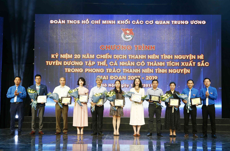 Ông Nguyễn Quốc Việt, Phó Tổng biên tập Báo Đầu tư (ngoài cùng bên phải) trao đổi với ông Mai Đức Lộc, Phó Chủ tịch Hội Nhà báo (thứ 5 từ trái sang) nhận kỷ niệm chương  các đơn vị đồng hành tài trợ trong phong trào thanh niên tình nguyện Khối các cơ quan Trung ương giai đoạn 2007 - 2019