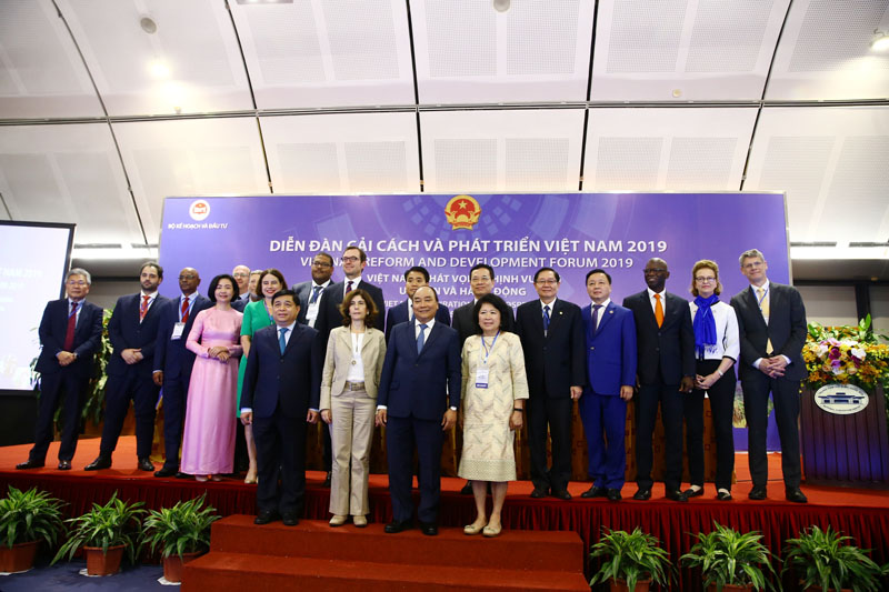 Thủ tướng Nguyễn Xuân Phúc chụp ảnh lưu niệm cùng các diễn giả, chuyên gia (Ảnh: Đức Thanh)