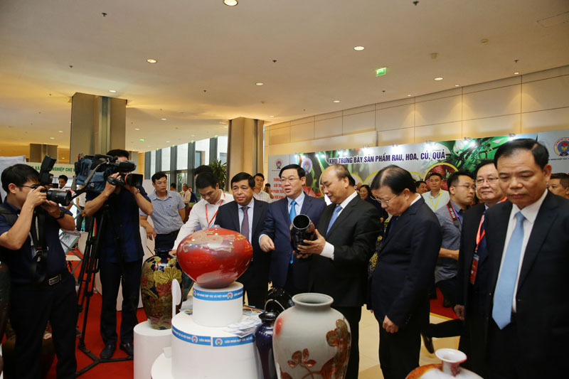Thủ tướng Nguyễn Xuân Phúc cùng các lãnh đạo Chính phủ, bộ ngành tham quan các gian hàng trước giờ diễn ra Hội nghị (Ảnh: Đức Thanh)