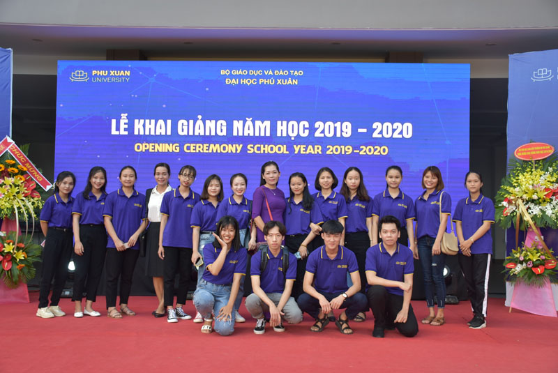 Lễ khai giảng kỳ lạ của Trường đại học Phú Xuân do các sinh viên năm nhất tổ chức