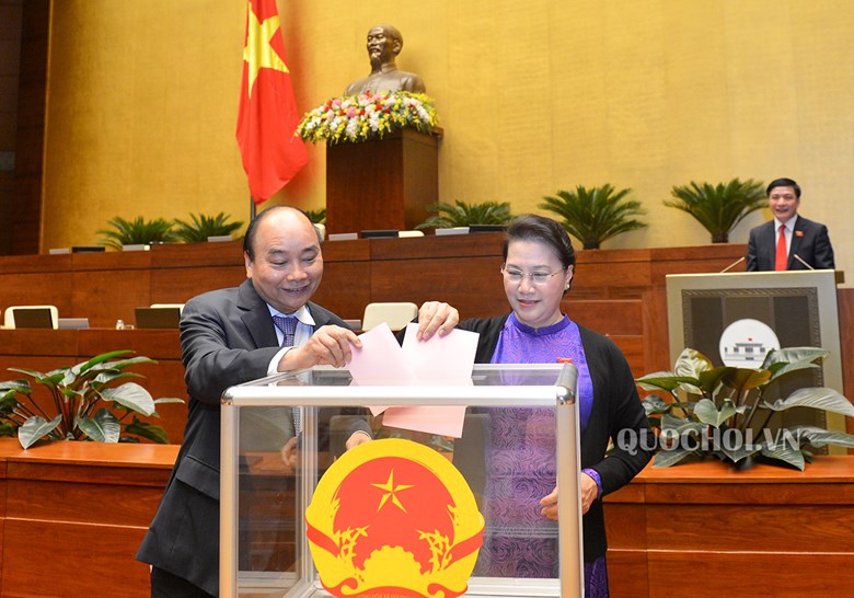 Thủ tướng Nguyễn Xuân Phúc và Chủ tịch Quốc hội Nguyễn Thị Kim Ngân tiến hành bỏ phiếu