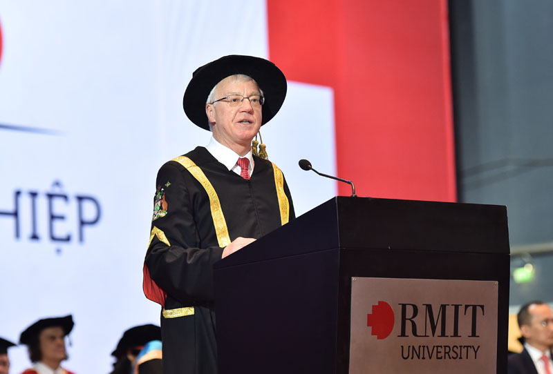 Giáo sư Peter Coloe, Chủ tịch Đại học RMIT Việt Nam chúc mừng các tân khoa năm 2019