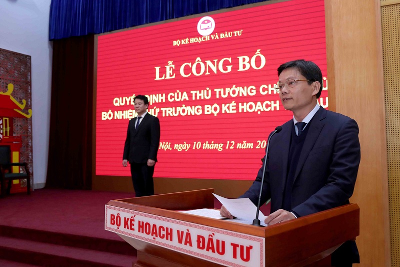 Vụ trưởng Vụ Tổ chức cán bộ Nguyễn Thế Ngân công bó Quyết định của Thủ tướng Chính phủ (Ảnh: Đức Trung)