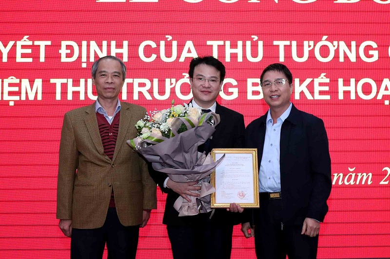 Đại diện Ban Tổ chức Trung ương tặng hoa chúc mừng Thứ trưởng Trần Quốc Phương