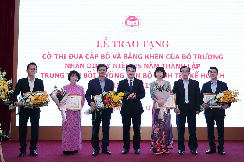 Thứ trưởng Trần Quốc Phương trao Bằng khen của Bộ trưởng cho các cá nhân của Trung tâm Bồi dưỡng cán bộ kinh tế - Kế hoạch và Vụ Tổ chức cán bộ (Ảnh: Đức Trung)