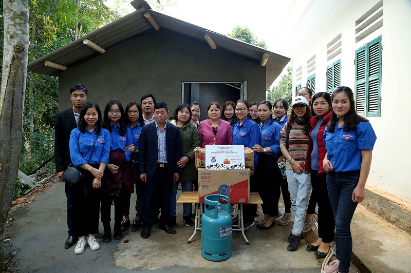 Lễ gắn biển và bàn giao Công trình Thanh niên tại trường Mầm non Nam Sơn