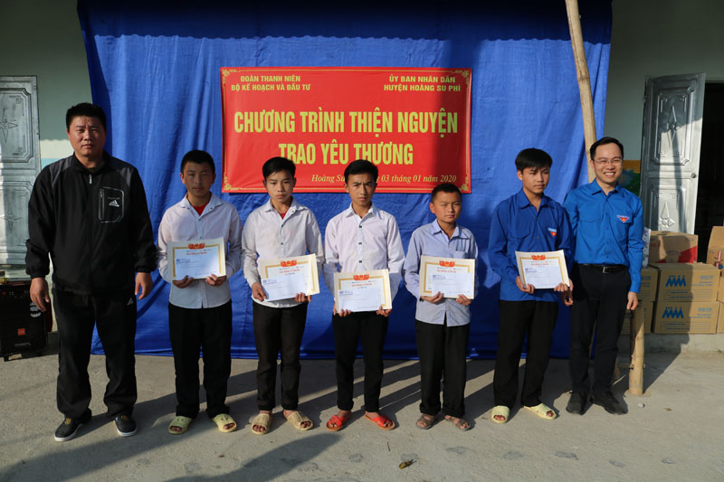 Thầy Trương Anh Quý (ngoài cùng bên trái) cùng các em học sinh nhận học bổng Vì trẻ em Việt Nam