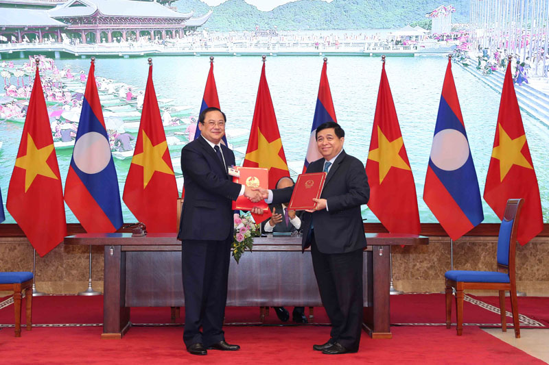 Phó Thủ tướng, Bộ trưởng Kế hoạch và Đầu tư Lào Sonsay Siphandone và Bộ trưởng KH&ĐT Nguyễn Chí Dũng ký thỏa thuận hợp tác giữa Chính phủ Việt Nam và Chính phủ Lào năm 2020