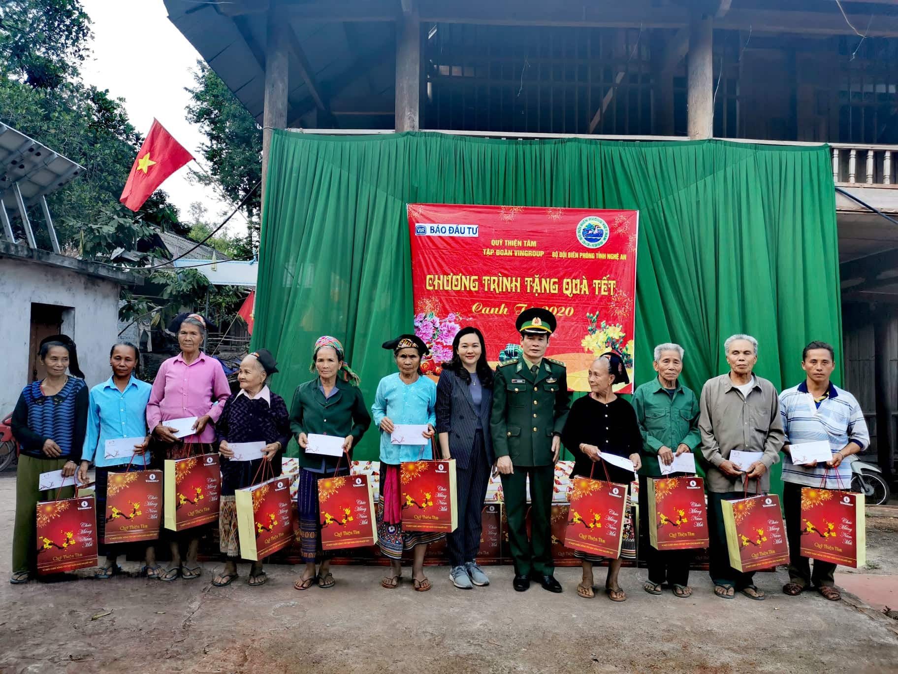 Trao quà tại xã Mỹ Lý, huyện Kỳ Sơn, tỉnh Nghệ An