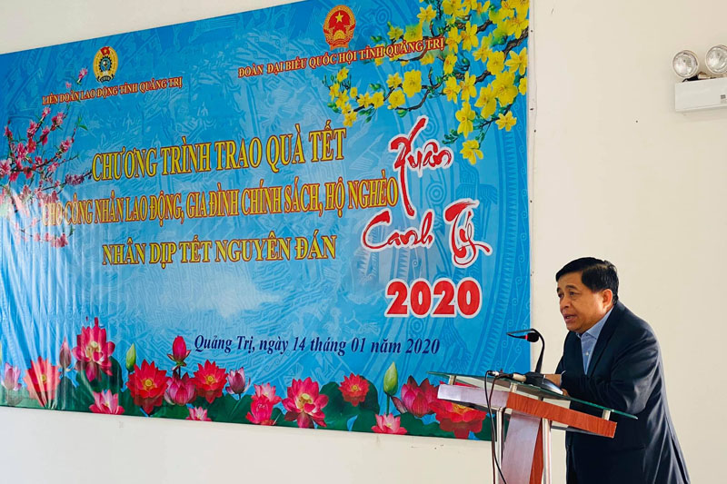 Bộ trưởng Nguyễn Chí Dũng chúc tết công nhân, gia đình chính sách tỉnh Quảng Trị
