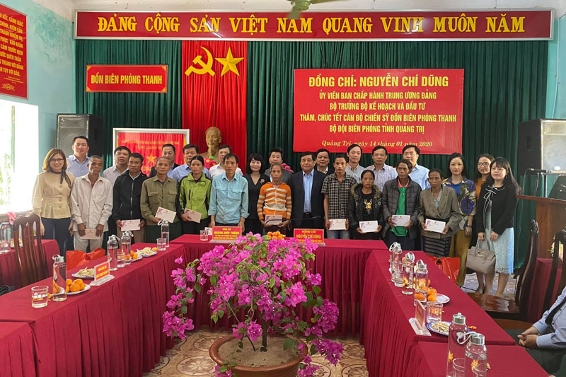 Bộ trưởng tặng quà các gia đình chính sách, hộ nghèo huyện Hướng Hóa