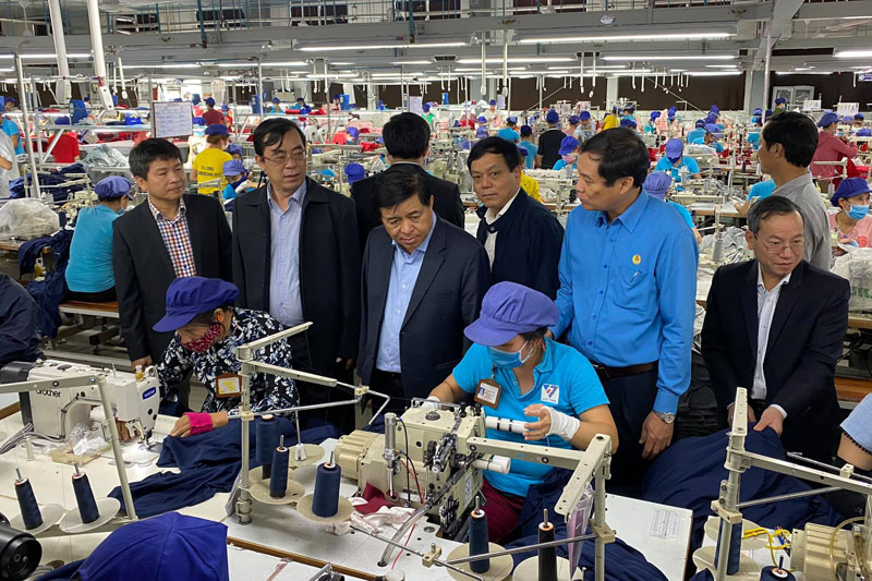 Bộ trưởng Nguyễn Chí Dũng cùng đoàn công tác tham quan nhà máy Vinatex-Toms