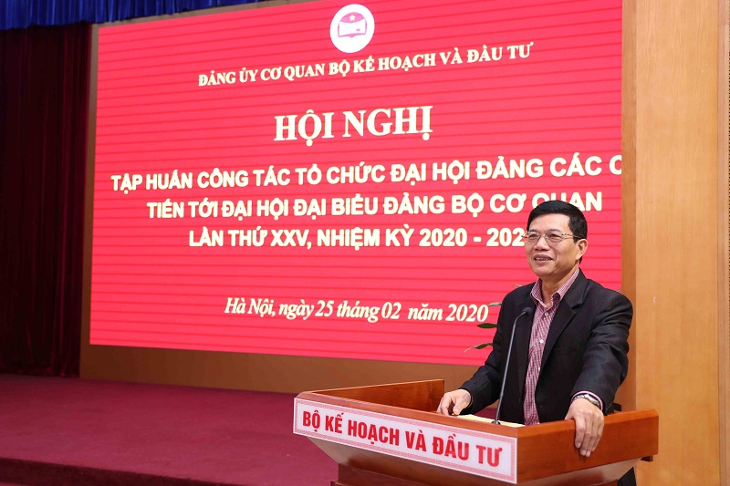 Ông Lê Văn Thái trao đổi các vấn đề, nội dung cần chú ý trong việc tổ chức Đại hội đảng bộ các cấp (Ảnh: Đức Trung)