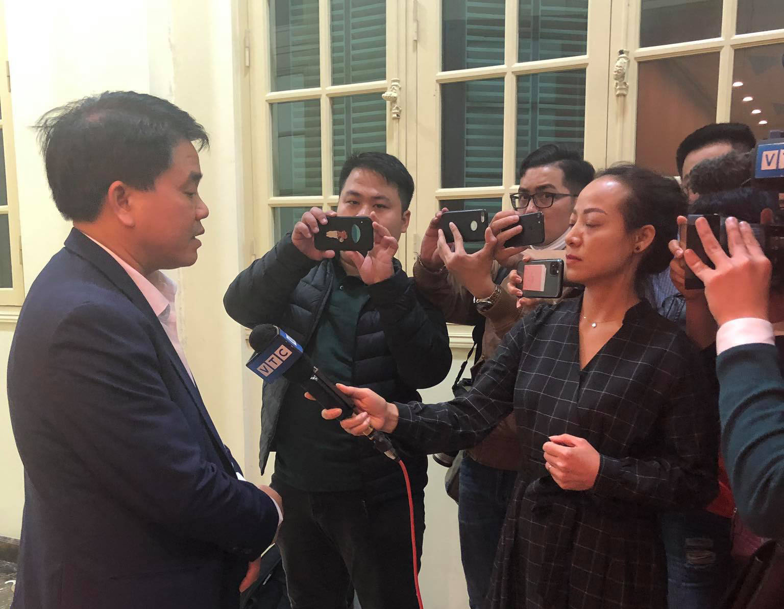 Chủ tịch Hà Nội Nguyễn Đức Chung trả lời phóng viên báo chí (Ảnh: Kỳ Thành)