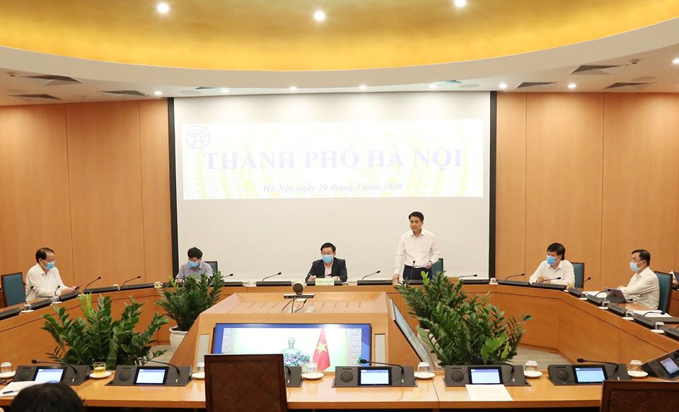  Chủ tịch UBND TP Nguyễn Đức Chung báo cáo tại điểm cầu Hà Nội. Cùng tham dự tại điểm cầu còn có Bí thư Thành ủy Vương Đình Huệ (Ảnh: Xuân Hải)