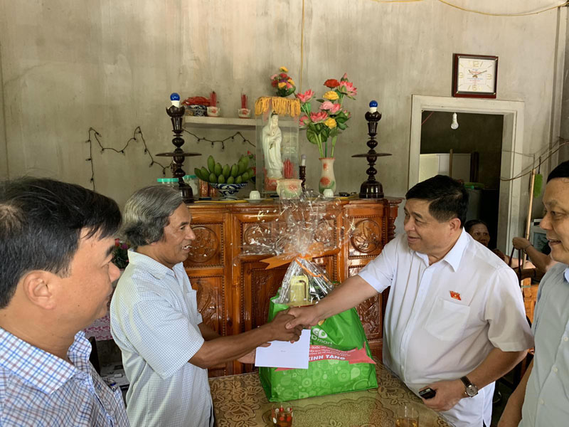 Bộ trưởng Nguyễn Chí Dũng tặng quà cho gia đình chính sách, có công với cách mạng