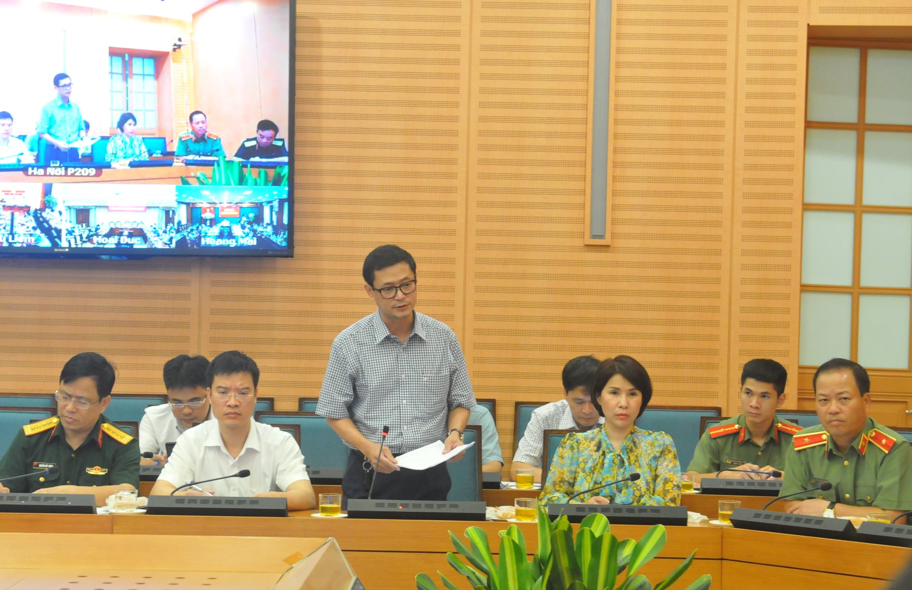  Phó Giám đốc phụ trách CDC Hà Nội Trương Quang Việt thông báo về trường hợp dương tính lần 1 với Covid-19 tại phiên họp
