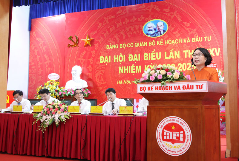 Viện trưởng Viện Nghiên cứu quản lý kinh tế Trung ương Trần Thị Hồng Minh trình bày báo cáo tổng hợp ý kiến tham gia dự thảo văn kiện Đại hội Đảng bộ Khối các cơ quan Trung ương lần thứ XIII và các Văn kiện Đại hội XIII của Đảng