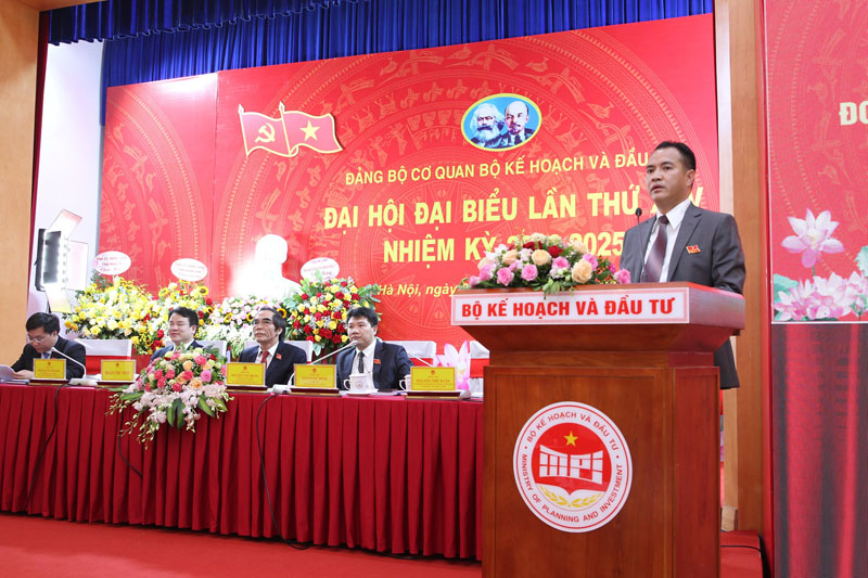 Giám đốc Trung tâm Tin học Nguyễn Như Sơn trình bày tham luận 