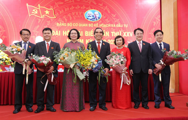 Bí thư Đảng ủy Trần Quốc Phương tặng hoa cảm ơn các đồng chí ủy viên Ban chấp hành Đảng bộ nhiệm kỳ 2015-2020 không tái cử