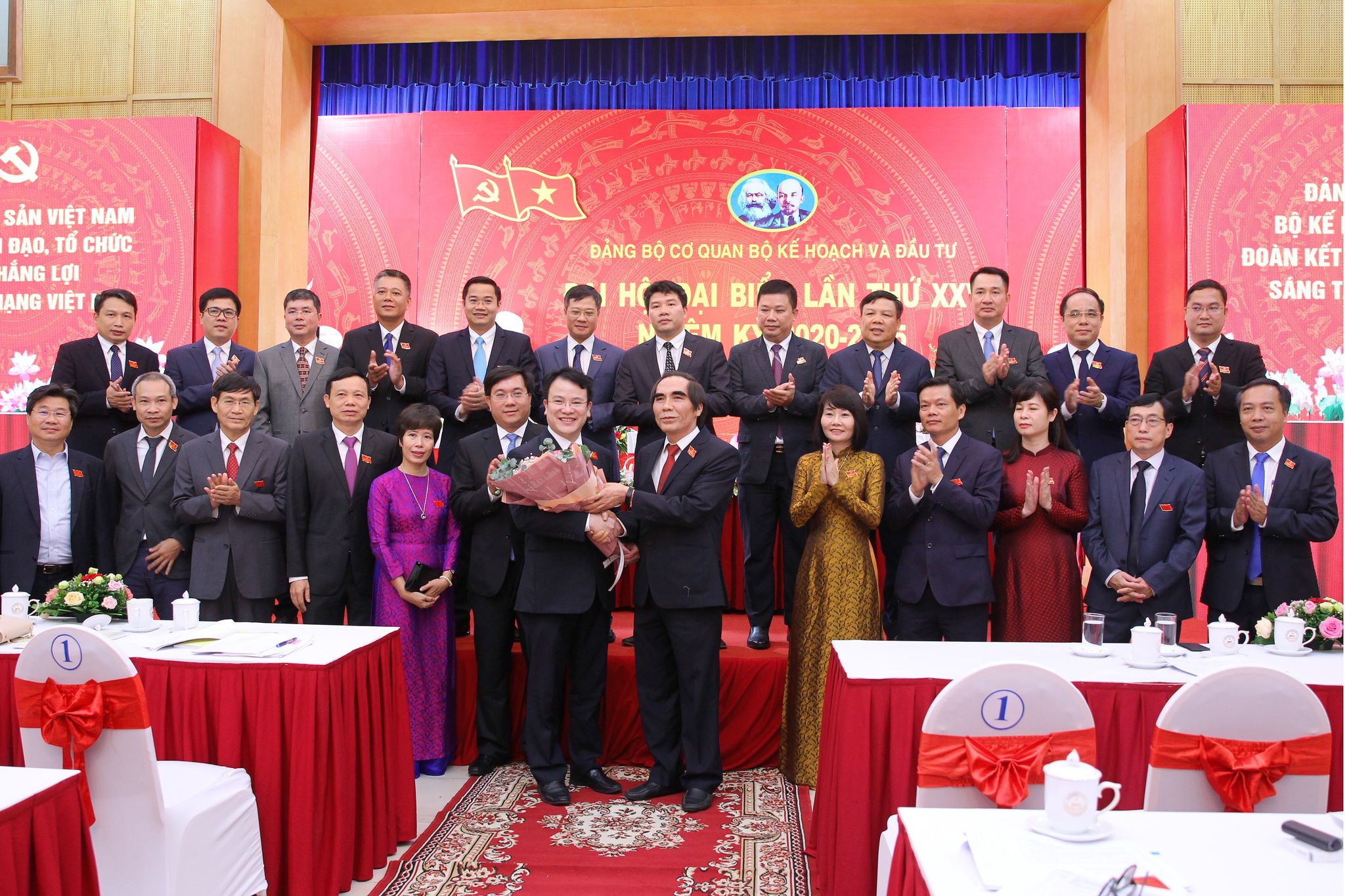 Thứ trưởng Nguyễn Văn Trung tặng hoa chúc mừng Thứ trưởng Trần Quốc Phương, tân Bí thư Đảng ủy và toàn thể Ban chấp hành Đảng bộ cơ quan nhiệm kỳ 2020-2025