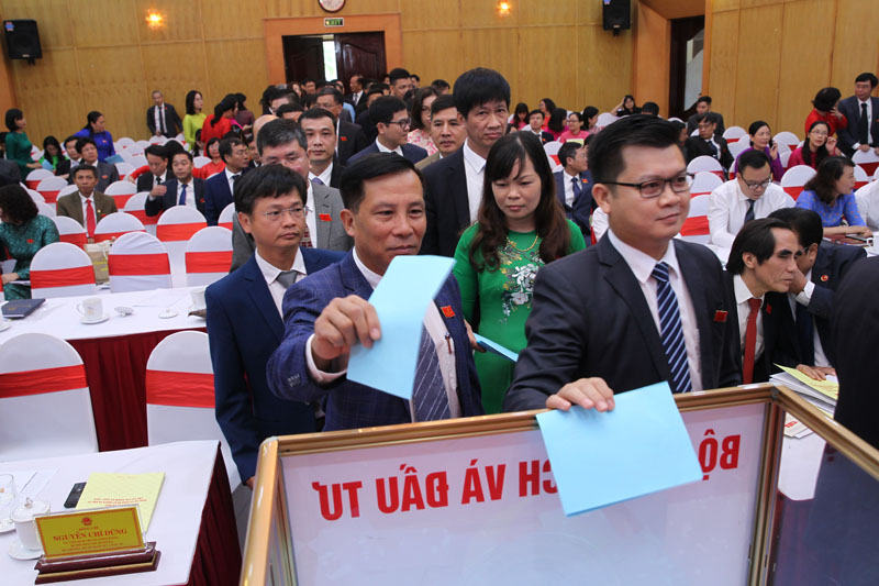 Các đại biểu tham dự Đại hội tiến hành bỏ phiếu