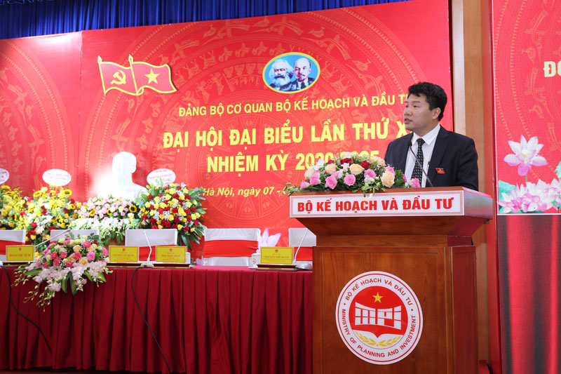 Ông Mai Ngọc Bích, Vụ trưởng, Phó Bí thư Đảng ủy trình bày các báo cáo chính trị, báo cáo kiểm điểm