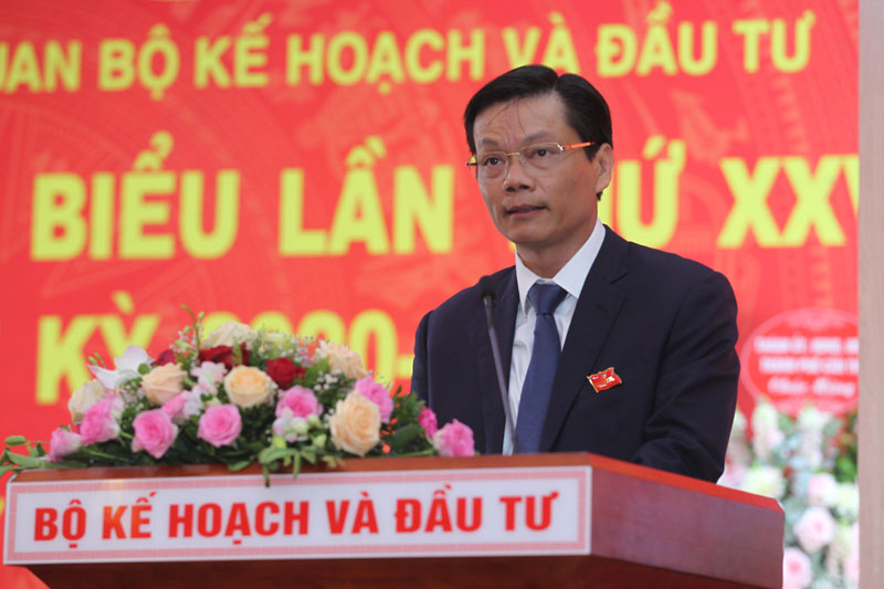 Ông Nguyễn Thế Ngân, Vụ trưởng Vụ Tổ chức cán bộ trình bày báo cáo thẩm tra tư cách đại biểu