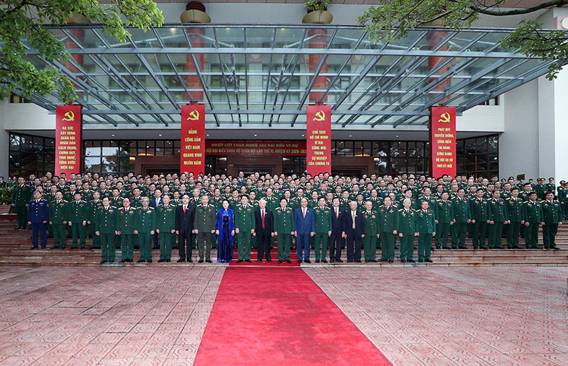 Tổng Bí thư, Chủ tịch nước Nguyễn Phú Trọng và các đại biểu tham dự Đại hội chụp ảnh lưu niệm (Ảnh: Cổng TTĐT Bộ Quốc phòng)