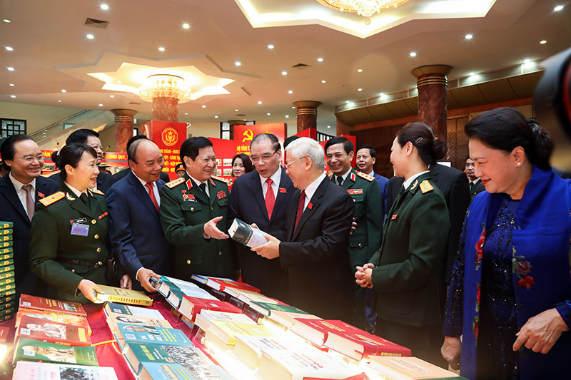 Tổng Bí thư, Chủ tịch nước Nguyễn Phú Trọng và các đại biểu tham quan triển lãm tại Đại hội (Ảnh: Cổng TTĐT Bộ Quốc phòng)