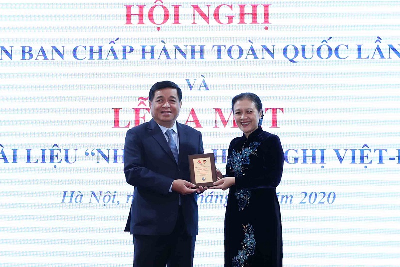 Đại sứ Nguyễn Phương Nga, Chủ tịch Liên hiệp các tổ chức hữu nghị Việt Nam trao tặng Bảng vinh danh cho Bộ trưởng Nguyễn Chí Dũng vì đã có những đóng góp tích cực cho sự phát triển của Hội (Ảnh: Đức Trung/MPI)