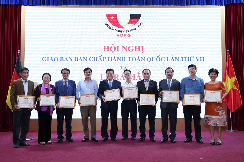 Đại diện các tập thể nhận Bằng khen của Hội hữu nghị Việt Nam - Đức (Ảnh: Đức Trung/MPI)