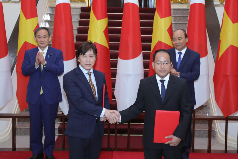 JETRO và NIC trao thỏa thuận hợp tác trước sự chứng kiến của Thủ tướng Nhật Bản Suga Yoshihide và Thủ tướng Nguyễn Xuân Phúc.
