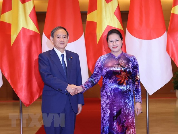 Chủ tịch Quốc hội Nguyễn Thị Kim Ngân hội kiến Thủ tướng Suga Yoshihide (Ảnh: TTXVN)