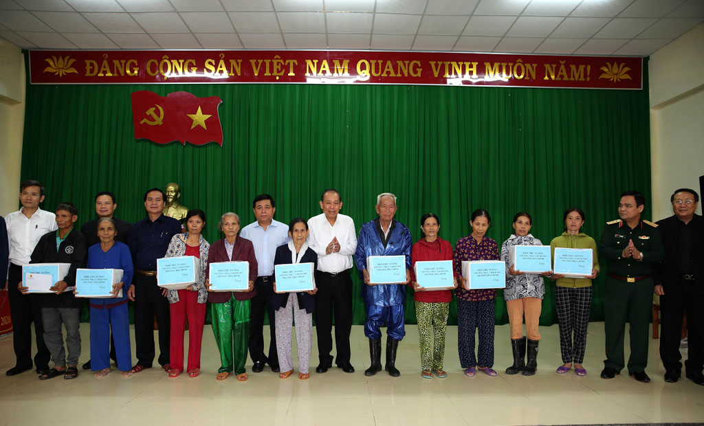Phó Thủ tướng Trương Hòa Bình tặng quà cho nhân dân xã Hải Định, huyện Hải Lăng. (Ảnh: VGP/Lê Sơn)