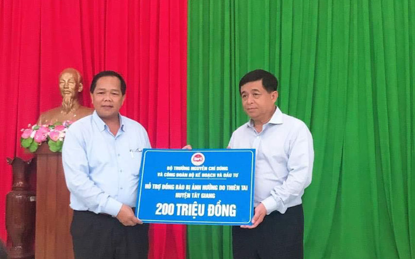 Bộ trưởng Nguyễn Chí Dũng trao quà hỗ trợ đồng bào huyện Tây Giang