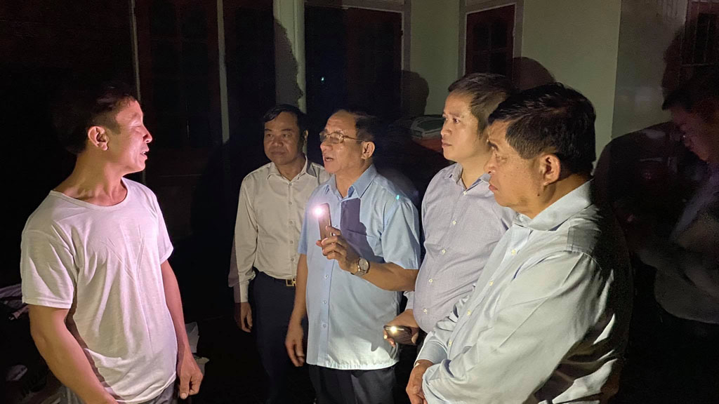 Bộ trưởng Nguyễn Chí Dũng đến thăm hỏi các gia đình tại tỉnh Hà Tĩnh