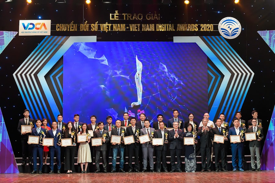 Bà Bùi Thị Hải Yến (hàng dưới, thứ 5 từ phải sang) đại diện Hanel nhận cúp giải thưởng Chuyển đổi số Việt Nam 2020