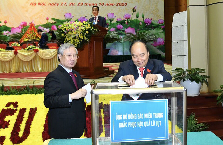 Thủ tướng Nguyễn Xuân Phúc, Thường trực Ban Bí thư Trần Quốc Vượng quyên góp ủng hộ đồng bào miền Trung khắc phục hậu quả lũ lụt