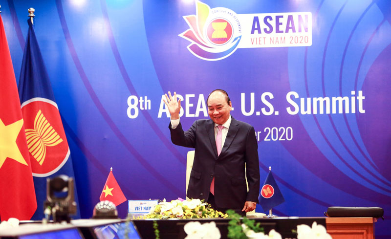 Thủ tướng Nguyễn Xuân Phúc chào mừng các đại biểu tham dự Hội nghị