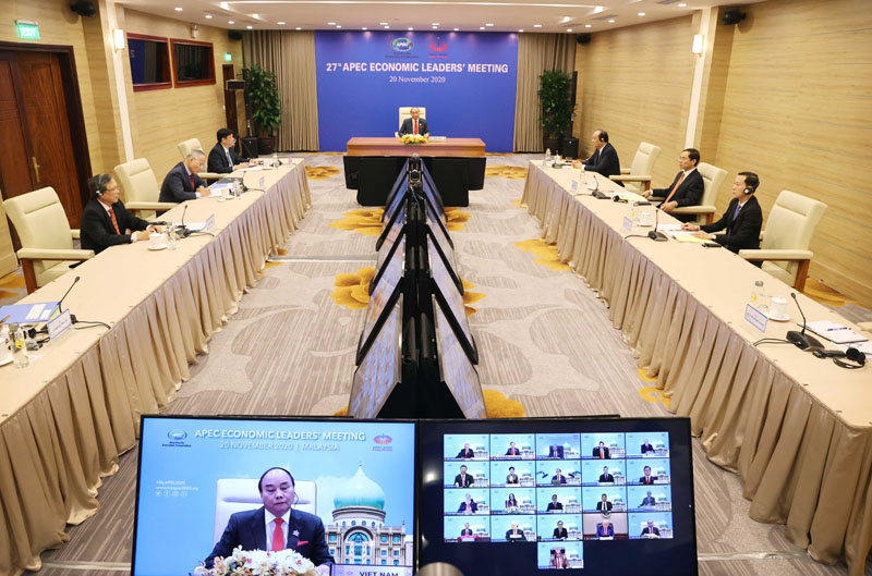 Thủ tướng Nguyễn Xuân Phúc cùng đoàn đại biểu Việt Nam tham dự Hội nghị Cấp cao APEC lần thứ 27 từ điểm cầu Việt Nam